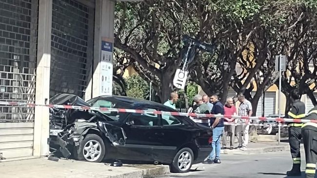 Trapani, morto l'uomo che si schiantò contro la vetrina di un negozio
