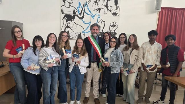 Petrosino, Festa della Liberazione, consegnata Costituzione Italiana a neo diciottenni