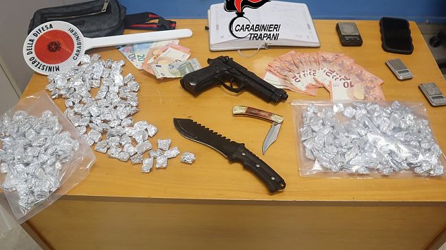Scoperto con 300 dosi di hashish, un pugnale ed una pistola ad aria compressa. Arrestato 22enne ericino    