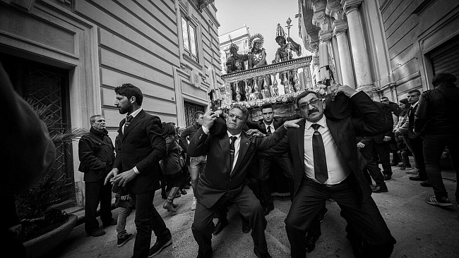 “I Misteri in 101 scatti” di Roberto Rubino, quando la fotografia diventa racconto.