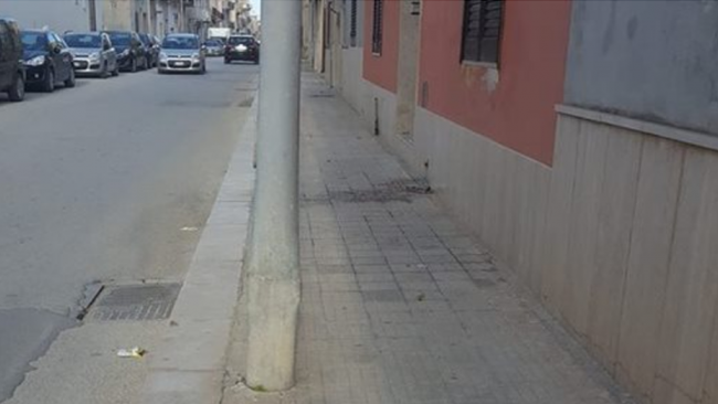 Mazara, Palo della luce pericolante in via Volturno. appello all’Amministrazione