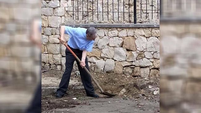 Alcamo, il maltempo lascia fango e detriti al Santuario. Padre Cottone ripulisce lo slargo