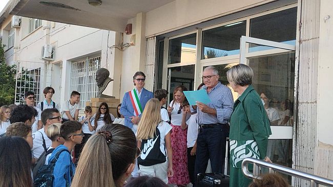 Campobello, il sindaco Castiglione presente al primo giorno di scuola dell'Istituto 