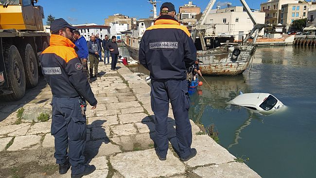 Mazara: auto finisce in mare in porto, la Guardia Costiera coordina le operazioni di recupero