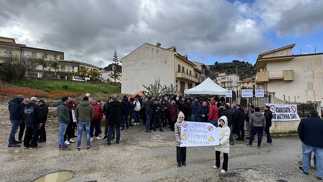 Calatafimi, a Sasi sit-in dei cittadini per dire no all'installazione di un ripetitore telefonico 