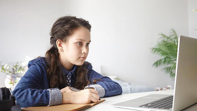 “Un po’ di scuola.”. DAD o non DAD?