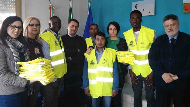 Petrosino, consegna di corpetti con bande catarifrangenti ai migranti delle comunità