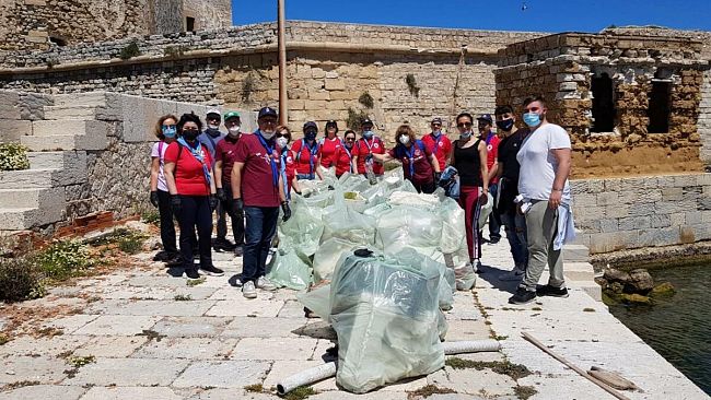 Trapani, volontari e studenti ripuliscono litorale in zona Lega Navale