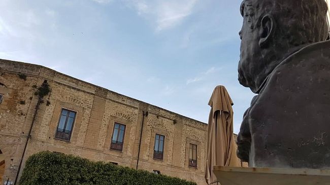 Castelvetrano la fascistissima, tra simboli e fasci e targhette dimenticate