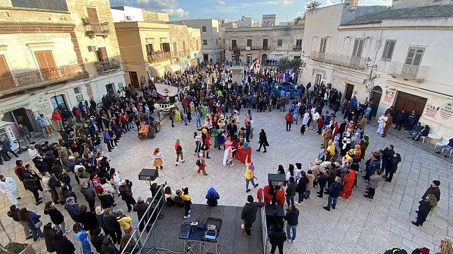 Carnevale alle Egadi: divertimento e spensieratezza tra carri allegorici e maschere. Oggi il gran finale