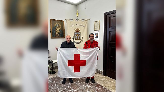 Alcamo. Giornata mondiale della Croce Rossa, esposizione della bandiera alla Palazzo di Città 