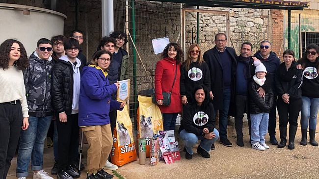 Trapani, Interact Club dona cibo e attrezzi per la cura degli animali