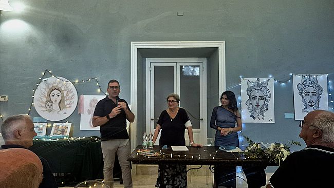 Castellammare, inaugurata la mostra di pittura “I Fiori del Mare” di Marlene Leoncino