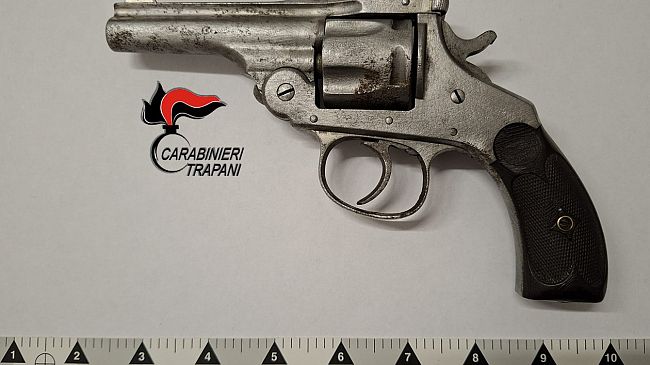 Sorpreso alla guida in possesso di pistola con matricola abrasa: arrestato pregiudicato ad Alcamo