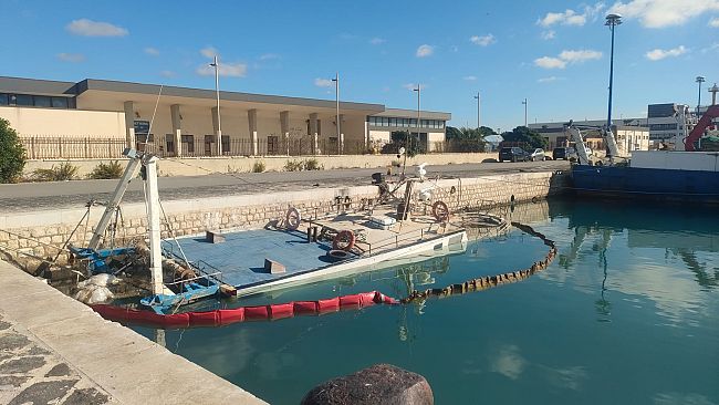 Mazara, un nuovo relitto nel porto: resta aperta la questione delle imbarcazioni affondate