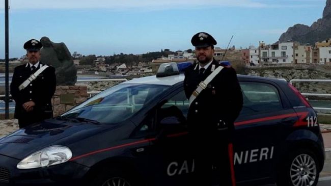 Salone di bellezza abusivo scoperto dai carabinieri di Terrasini