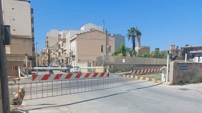 Mazara, barra del passaggio a livello di via Castelvetrano si stacca e cade sul tetto di un'automobile