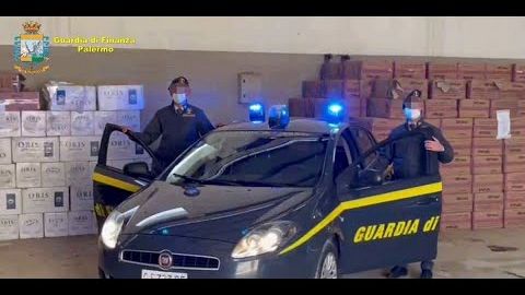La GdF di Palermo scopre un magazzino con articoli per fumatori e sigarette elettroniche di contrabbando